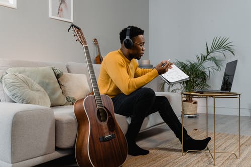 赵雷《八十年代的歌》吉他谱C调原版 革命吉他编配