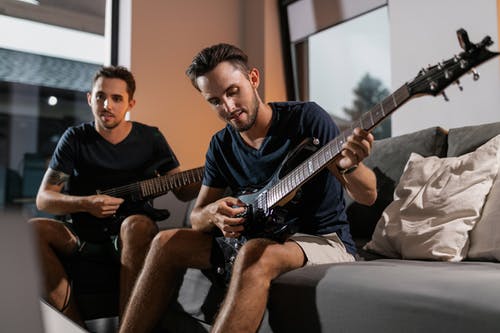 狼爱上羊吉他谱 G调六线谱