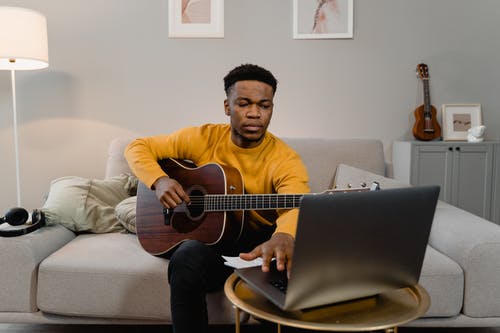 我弹我唱吉他谱 F调六线谱