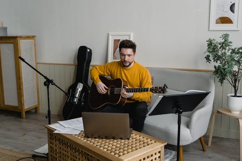 爱着谁吉他谱 G调六线谱