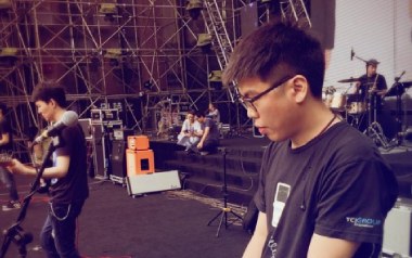 满城花开吉他谱_何山_C调指法原版弹唱谱