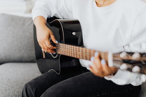 《魔鬼中的天使》吉他谱 C调高清版