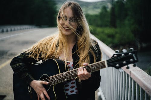 西湖吉他谱 F调附前奏