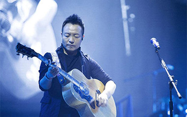 每一刻都是崭新的吉他谱_许巍_F调指法