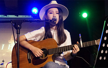 蜜蜂吉他谱_万玲琳_C调指法弹唱谱