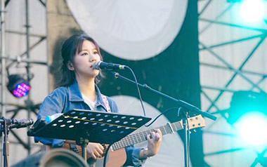 理想三旬吉他谱_谢春花_D调指法原版弹唱谱