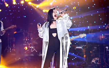 靠近吉他谱_袁娅维_A调指法原版弹唱谱