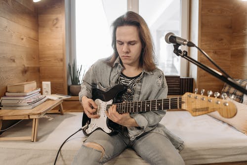 还是会寂寞吉他谱 C调简单版