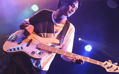 我还年轻我还年轻吉他谱_老王乐队_C调拍弦版