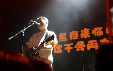 我在太原和谁一起假装悲伤吉他谱_贰佰_C调指法扫弦版