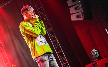 她不是吉他谱_BIGYEAR大年_C调原版弹唱谱