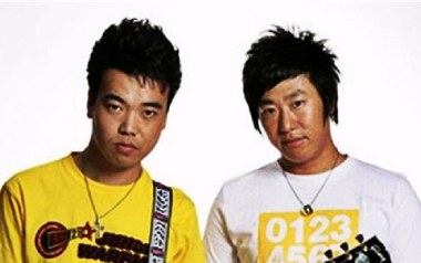 冬天里的白玫瑰吉他谱_地铁兄弟_D调原版